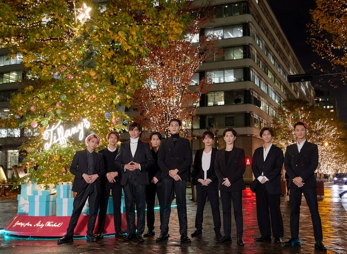 クリスマスツリーに負けぬオーラを放つSnow Man(提供写真)