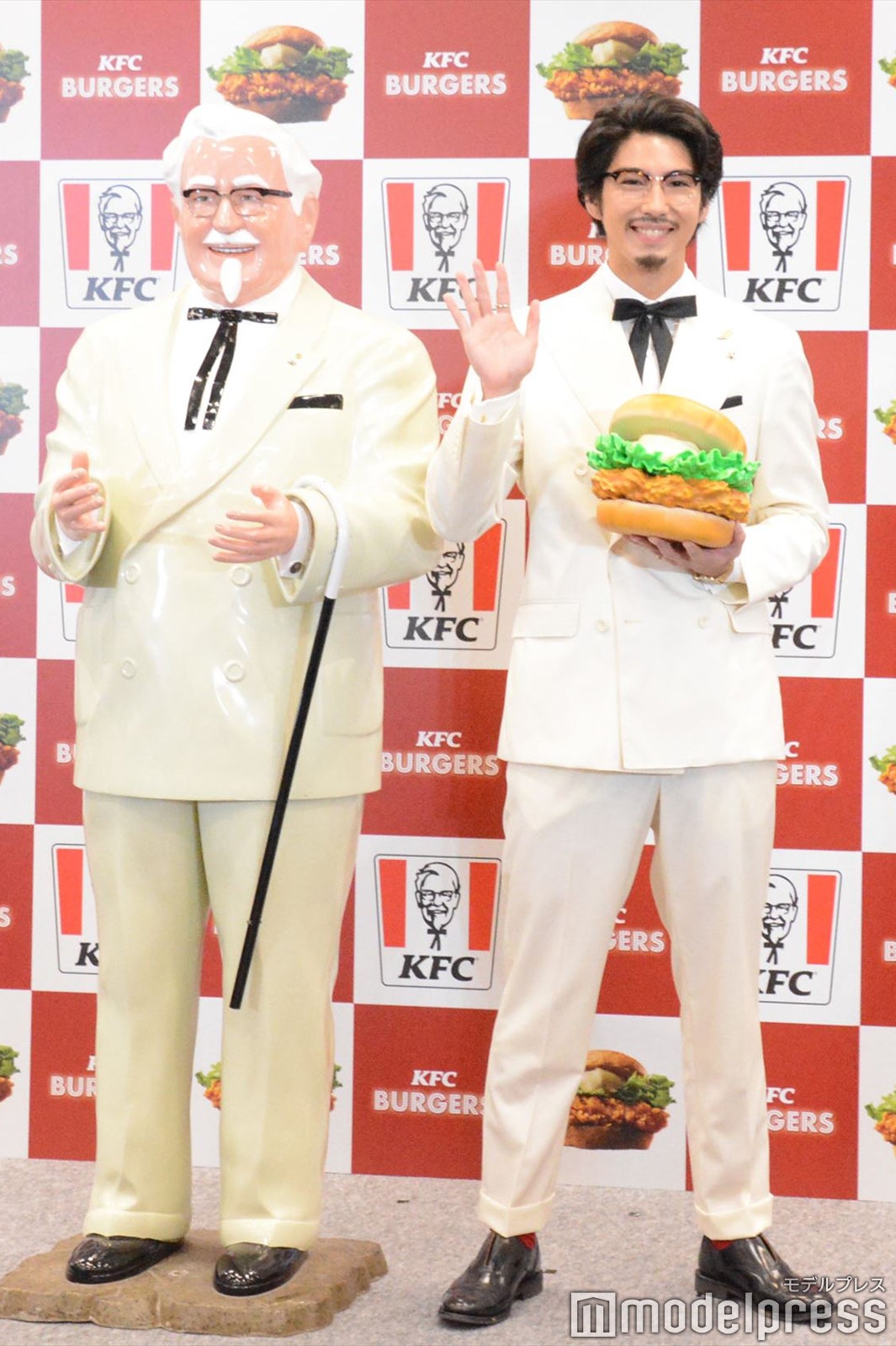 カーネル・サンダースと賀来賢人 （C）モデルプレス