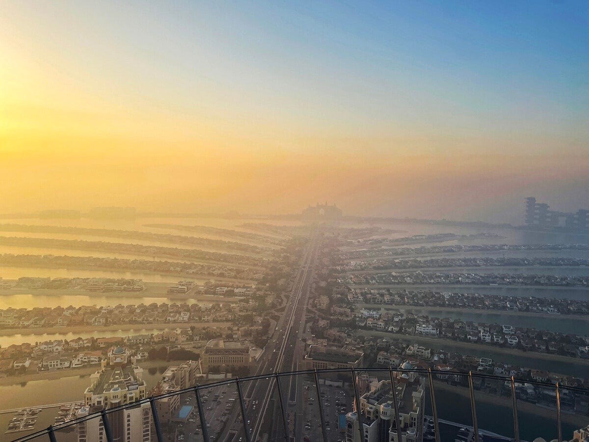 「ザ・ビュー・アット・ザ・パーム」から眺めた人工島「パーム・ジュメイラ」。ヤシの木の先端のほうが土地としては高級だとか