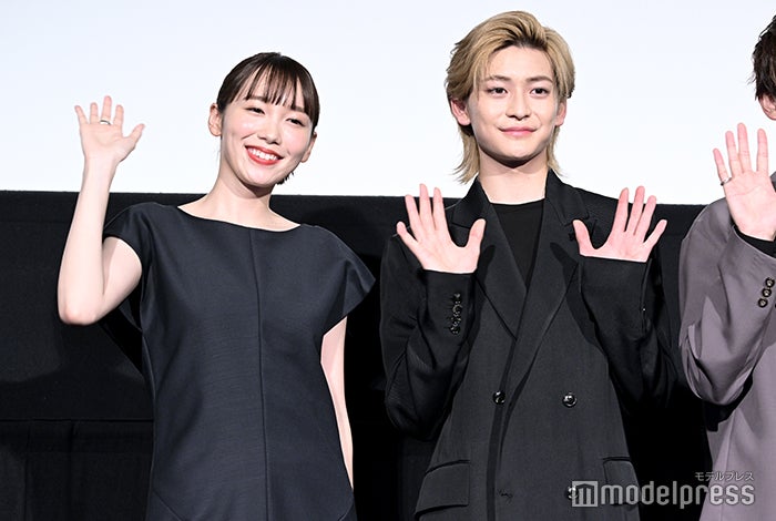 飯豊まりえ、高橋文哉（C）モデルプレス