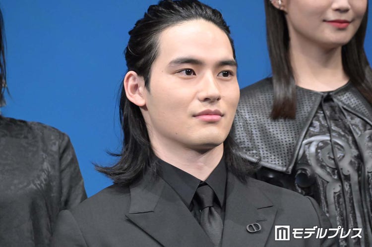 岡田健史 長髪ハーフアップ姿に反響 新鮮 ハンサムが際立つ モデルプレス 岡田健史 長髪ハーフアップ姿に反響 新鮮 ハンサムが際立つ モデルプレス