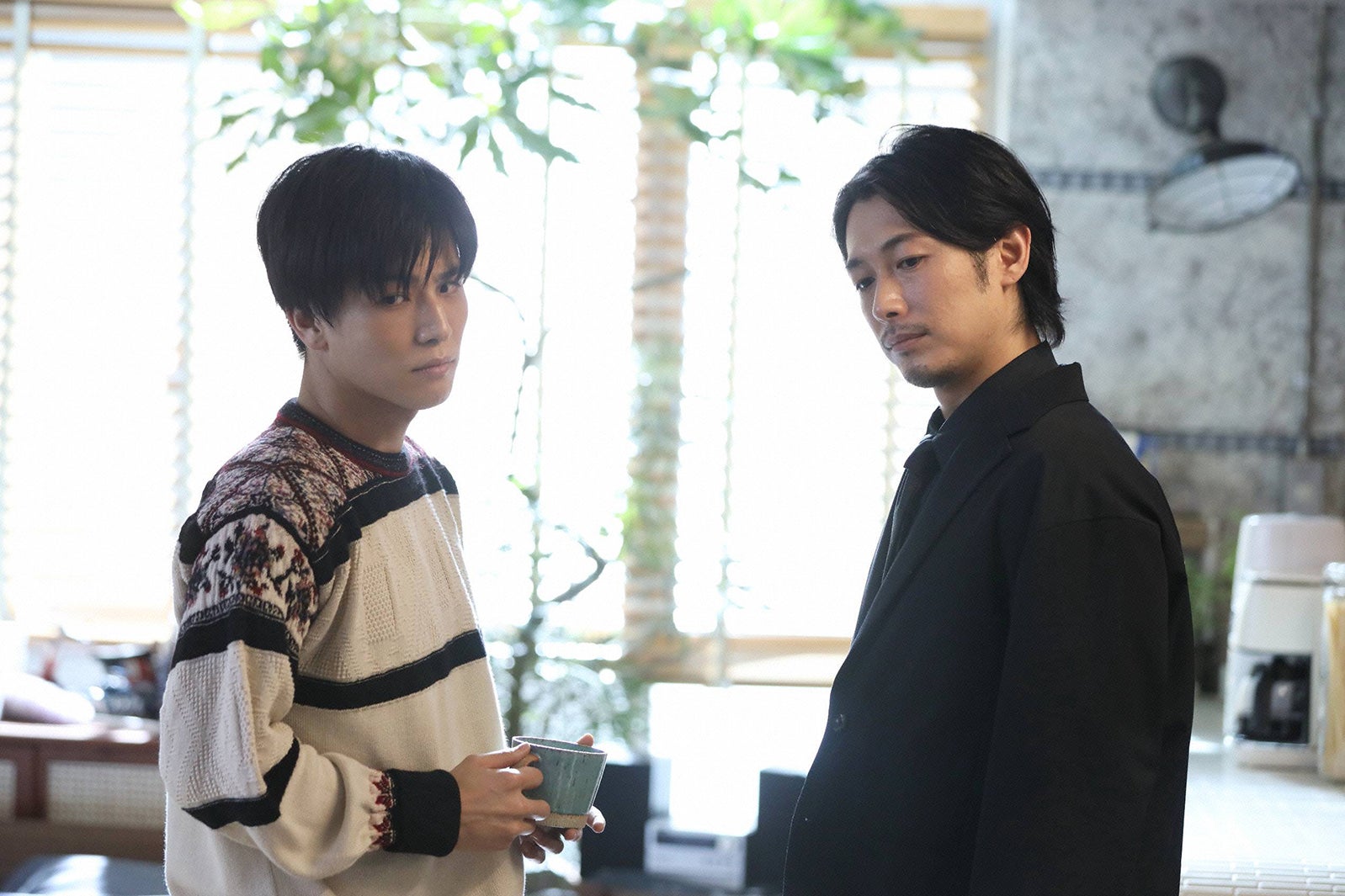 岩田剛典、ディーン・フジオカ／「シャーロック」第3話より（C）フジテレビ