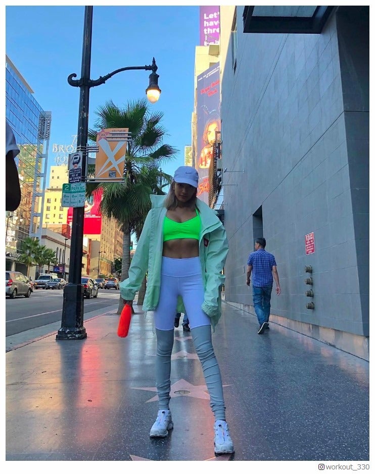 ローラのくっきり腹筋＆美脚に反響「努力の賜物」「抜群スタイル」