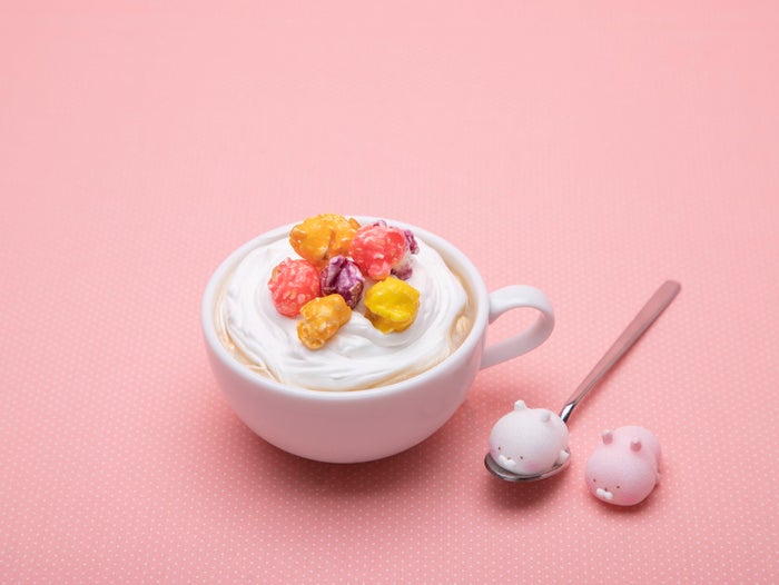 ポップコーンカフェラテ キャラクター砂糖付1,100円(C)sakumaru/LINE