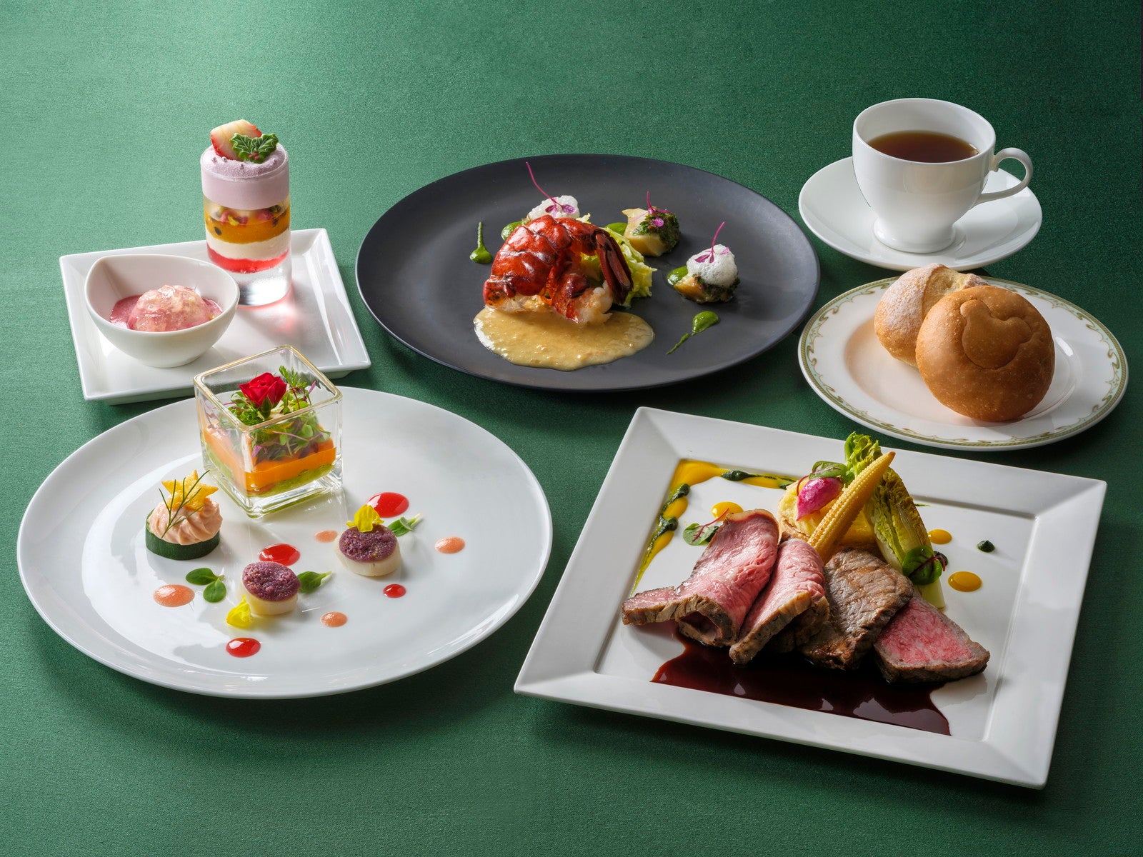 スペシャルコース 14,800円販売店舗：東京ディズニーシー「S.S.コロンビア・ダイニングルーム」（C）Disney