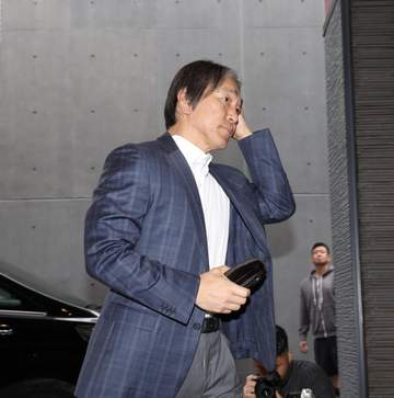 巨人 松井秀喜新監督が「悪いことしちゃったねー（笑）」に報道陣大爆笑連発 西舘爆睡を暴露から大バズり 野球で頑張るの決意には「そらそうだね」