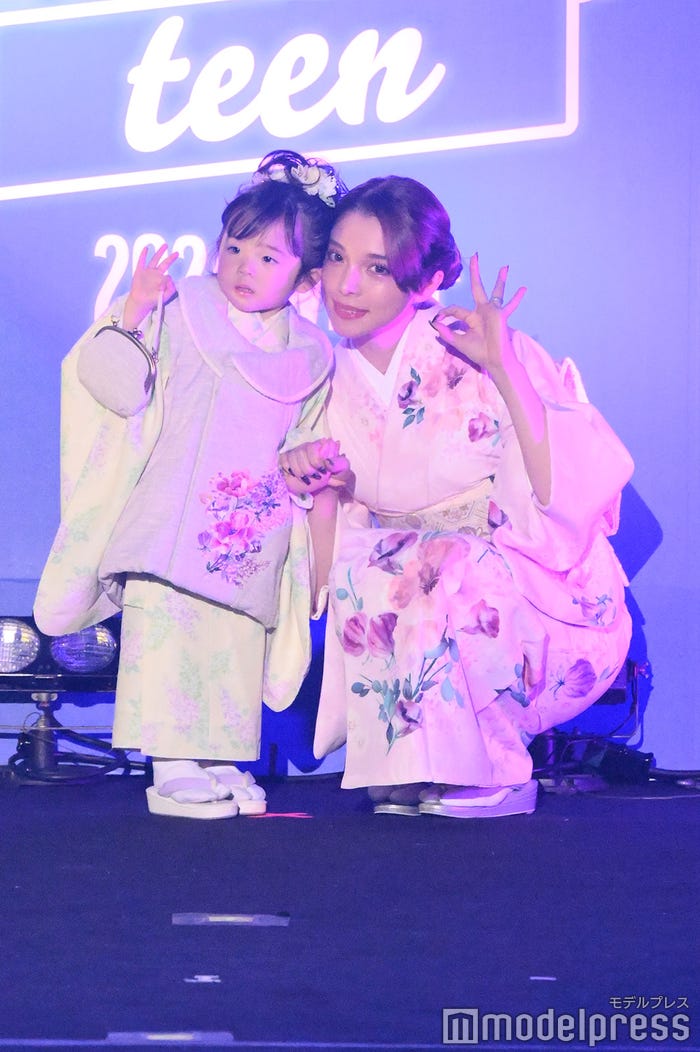 (右)渡辺リサ(C)モデルプレス