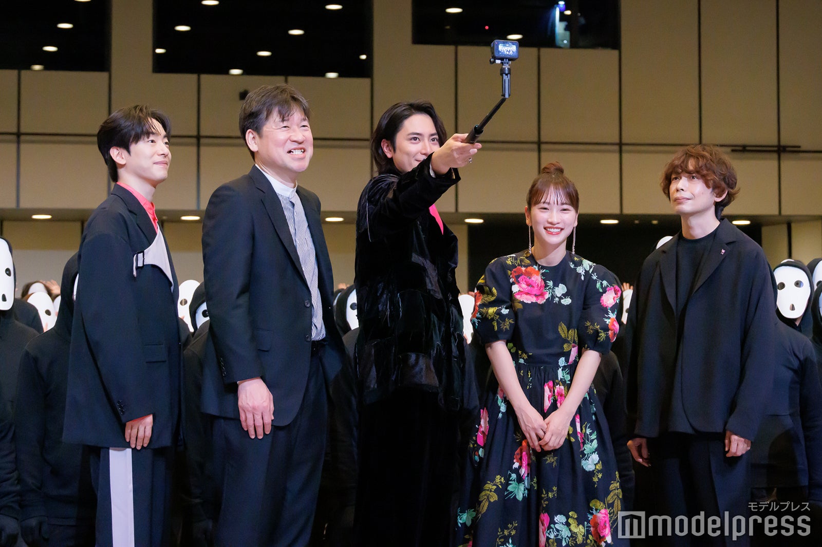 （左から）DJ松永、佐藤二朗、間宮祥太朗、川栄李奈、石川淳一監督（C）モデルプレス