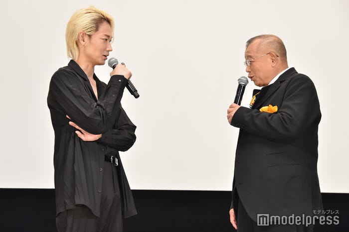 綾野剛、笑福亭鶴瓶(C)モデルプレス