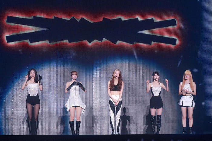 LE SSERAFIM(左から)HUH YUNJIN、KIM CHAEWON、KAZUHA、SAKURA、HONG EUNCHAE(P)&(C)SOURCE MUSIC