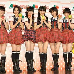 HKT48（左から：多田愛佳、兒玉遥、指原莉乃、田島芽瑠、宮脇咲良、朝長美桜）