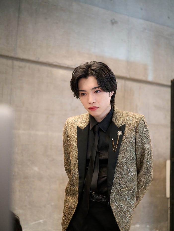 写りを真剣に確認する福崎那由他/モデルプレス独占カット(提供写真)