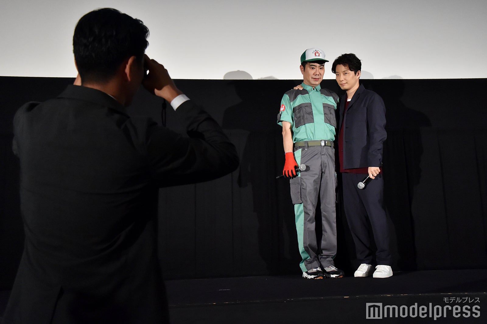ステージ上で記念撮影をする藤井隆、星野源 （C）モデルプレス