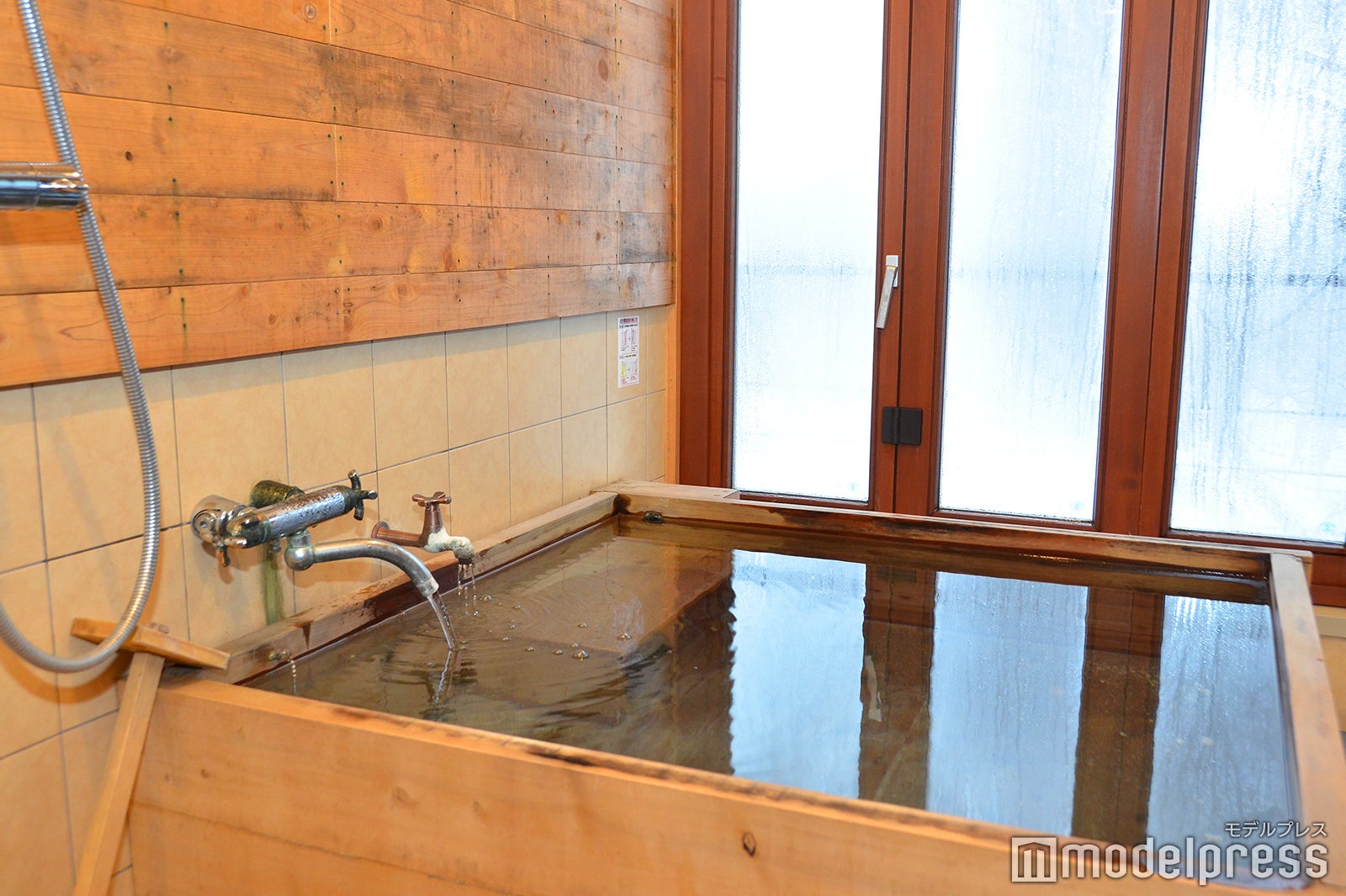 備え付けの露天風呂（C）モデルプレス