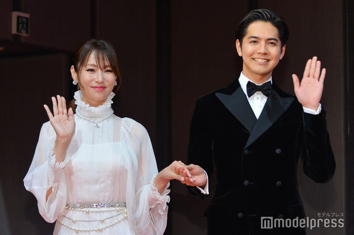 深田恭子をエスコートする片寄涼太(C)モデルプレス