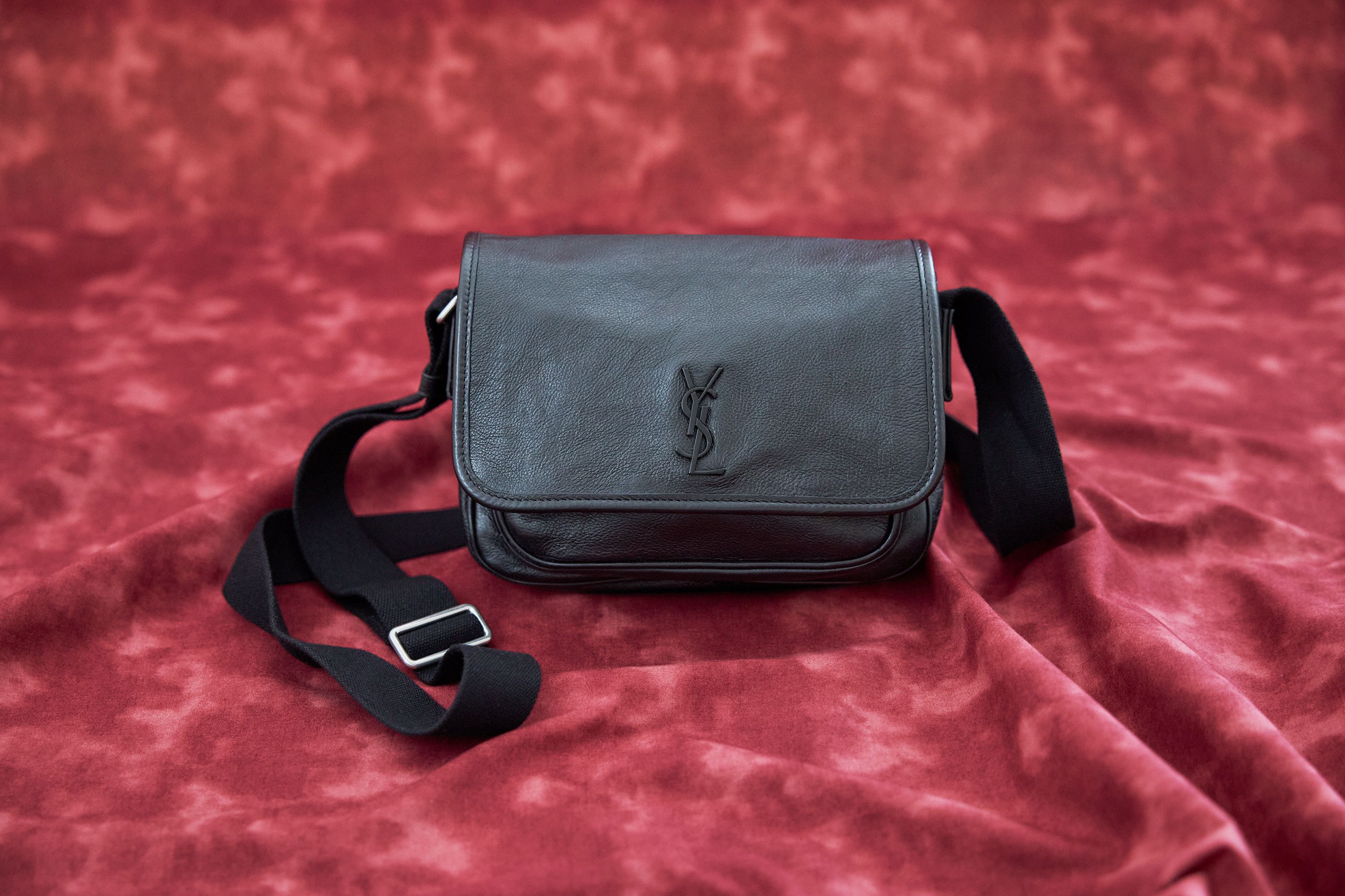 研ぎ澄まされたシルエットが際立つ、サンローラン──2026年春、バッグと財布の最新事情