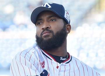 快進撃のヤクルト 初回の守備でサンタナにアクシデント 打球処理で右足痛める プレー続行に神宮のスタンドが拍手 ヒヤリとした瞬間