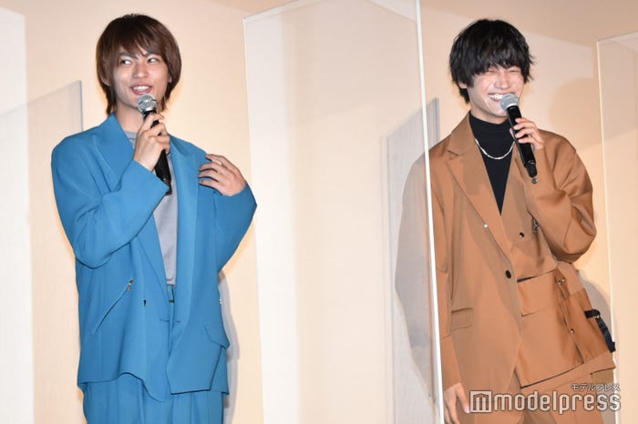 ツッコミを入れる神尾楓珠と笑顔弾ける佐野晶哉(C)モデルプレス