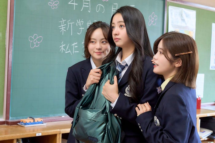 深尾あむ、Koki,、美山加恋(C)映画「女神降臨」製作委員会