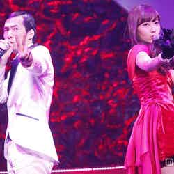 AKB48小嶋陽菜、スタッフと「2人はデキテル」／写真左から：映像プロデューサー・北川謙二氏、小嶋陽菜（C）AKS