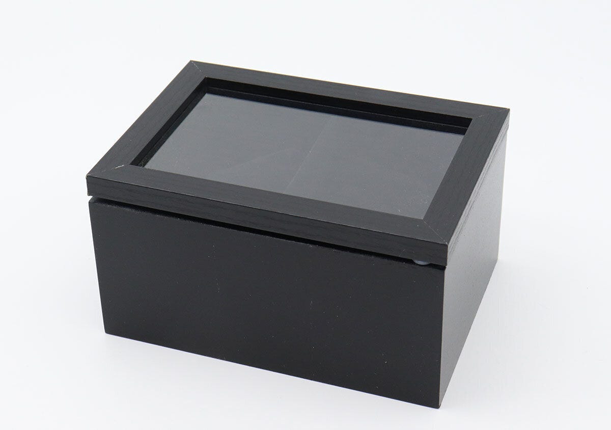黒い木製でフタが透明な腕時計用収納BOX