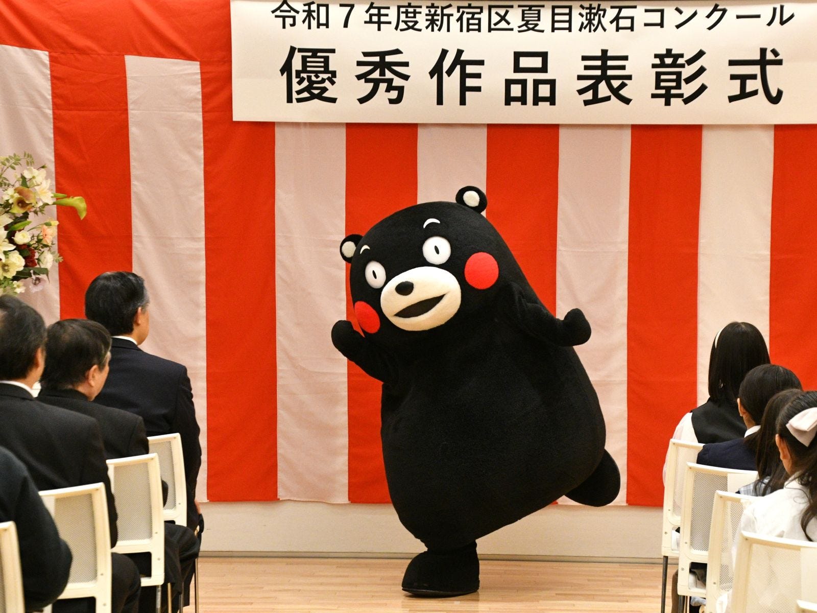 熊本で教師時代を過ごした漱石はくまモンの「せんぱい」＝12月20日、東京都新宿区