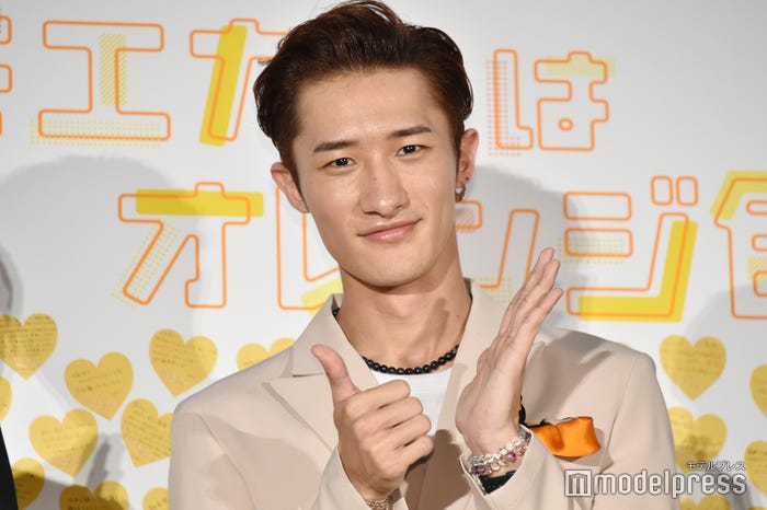 モエカレポーズを披露した岩本照(C)モデルプレス