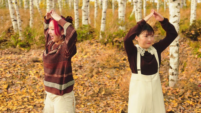 伊藤沙莉×CHIKA/三角チョコパイ ティラミス 「ティラミスの運命…」篇(提供写真)