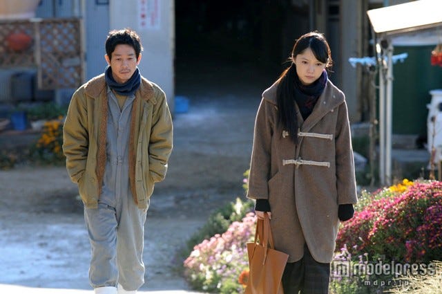 加瀬亮(左)と夫婦を演じる宮崎あおい(右)/画像提供:関西テレビ