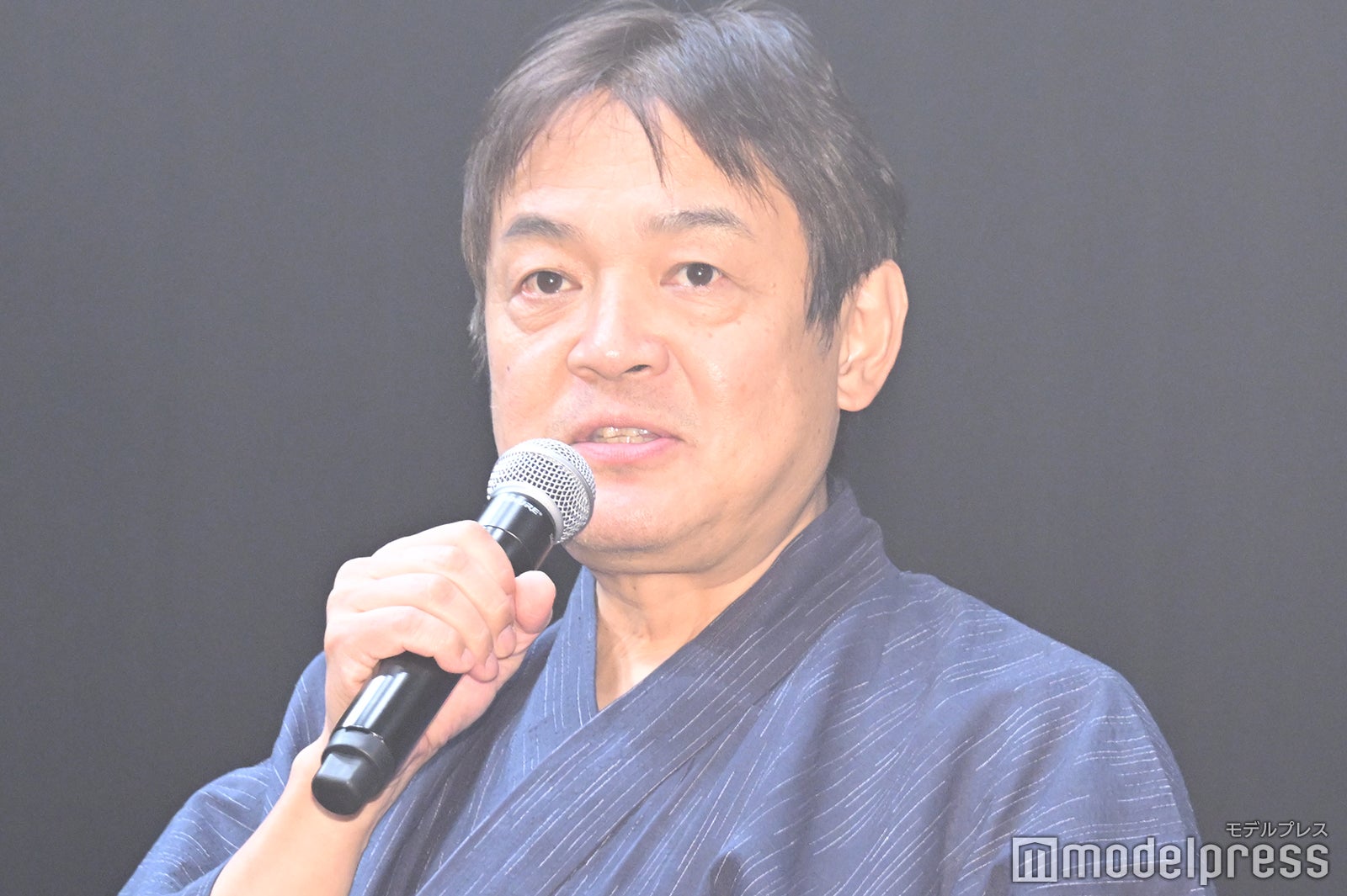 スモークの中から登場した本木克英氏（C）モデルプレス