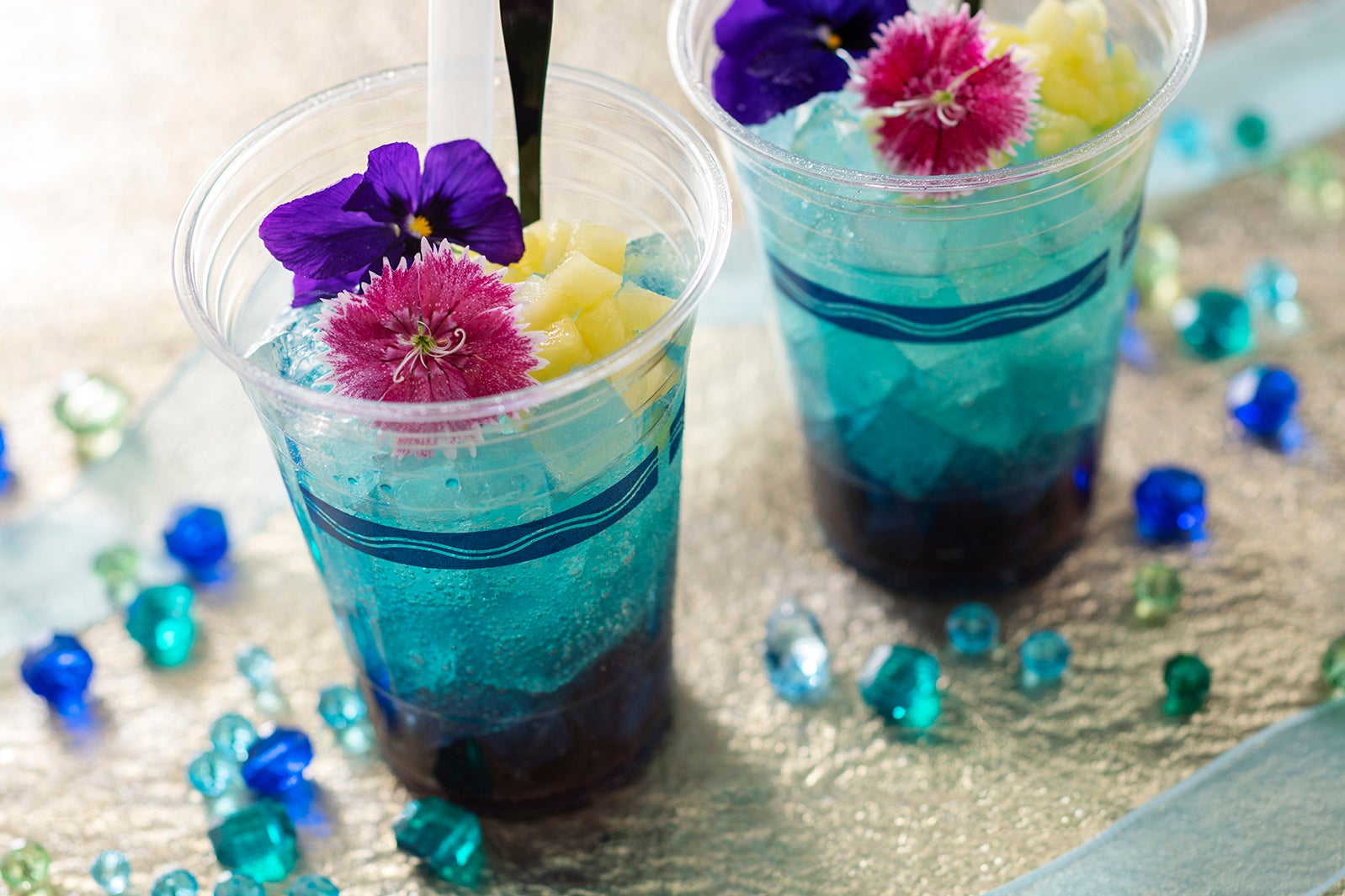 アルコールドリンク、スパークリングカクテル（ワイン＆ブルーベリーゼリー）1杯780円（C）Disney