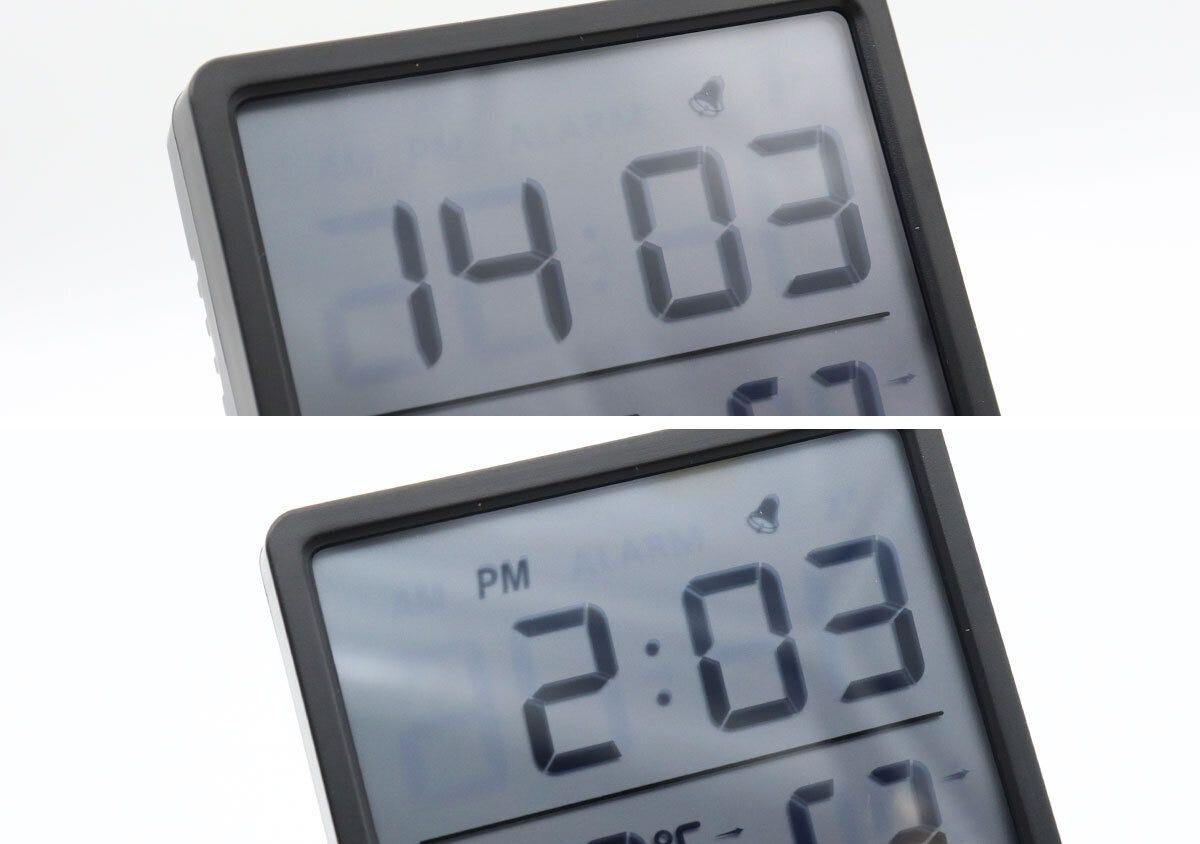 デジタル時計の画面。上段に24時間、下段に12時間表示の時刻。