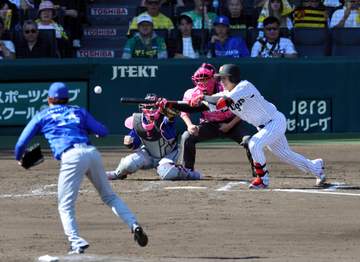 阪神 才木のスリーバントスクイズで先制 五回に木浪がチーム初安打 梅野が今季初安打で続いた好機 藤川監督の采配的中にスタンド大歓声