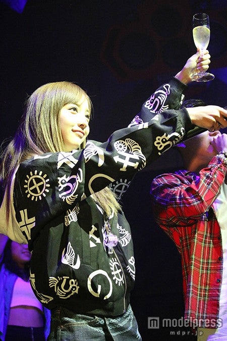 板野友美、クラブイベントに緊急参戦　超満員の会場をパーティソングで盛り上げる