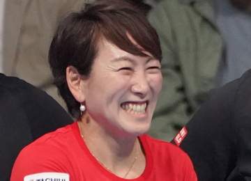 「凛としたドレス姿もまたかっこいい」 テニス女子代表監督が「パーティーにお招きいただきました」と投稿 SNS「爽やかで知的」「大人の雰囲気」