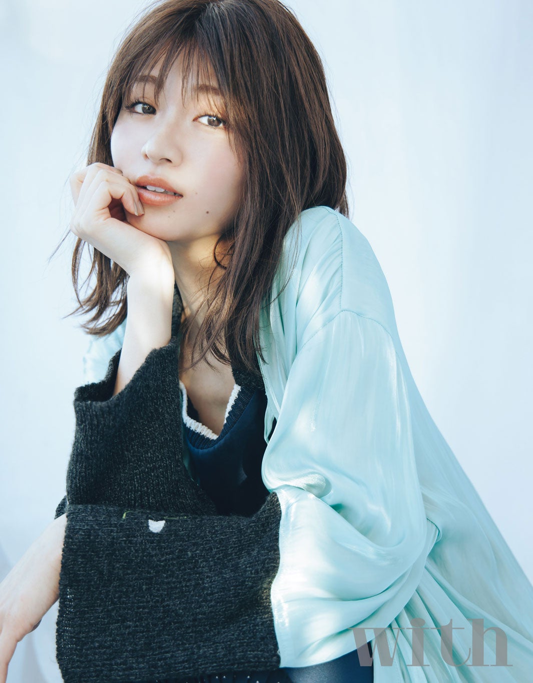 岡崎紗絵、小6から“デカ目メイク”研究 金髪イメチェンで進化も