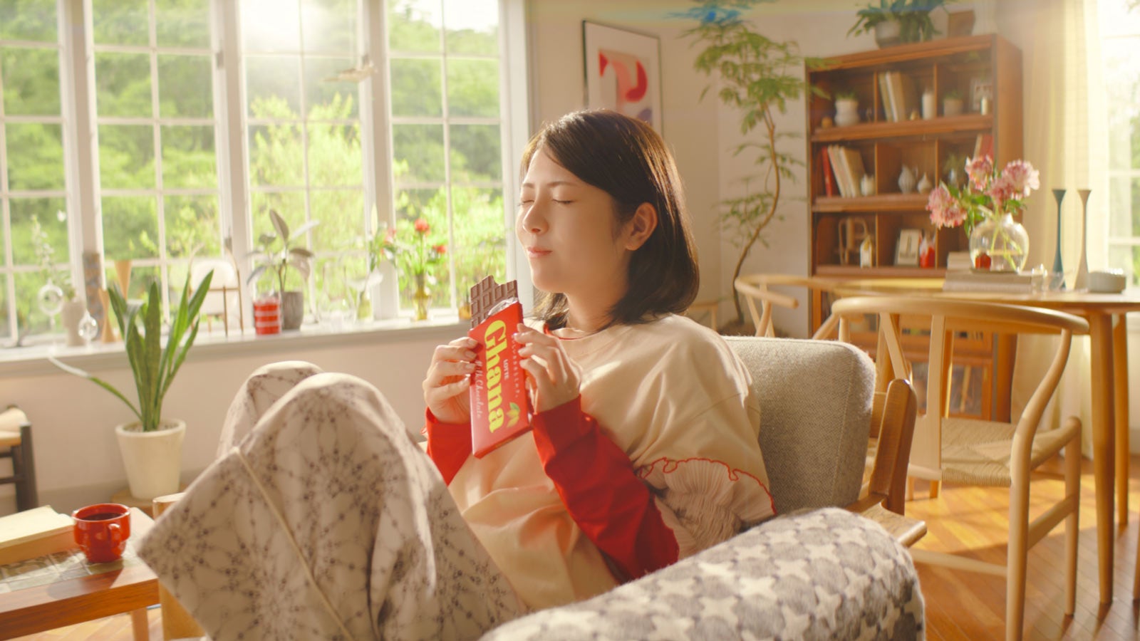 浜辺美波／新TVCM「アガる口どけ」篇より（提供写真）