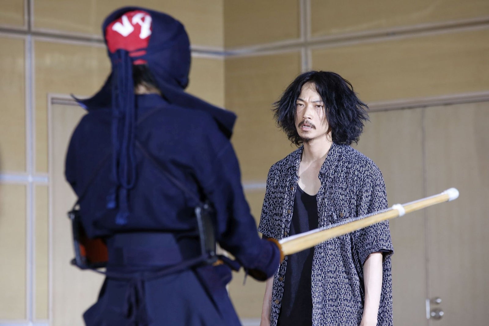 綾野剛、緊迫の乱闘前に見せた表情とは　丁寧なリードで歩み寄る座長の姿