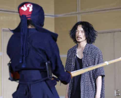 綾野剛、緊迫の乱闘前に見せた表情とは 丁寧なリードで歩み寄る座長の姿