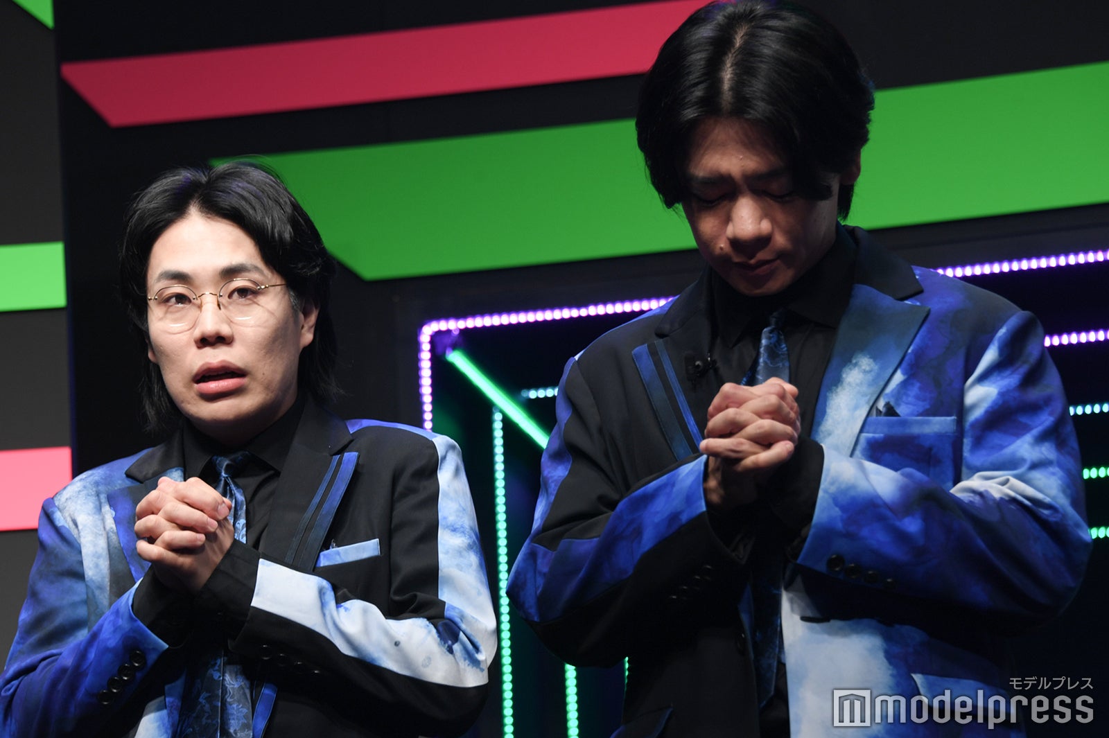 祈る高比良くるま、野田クリスタル（C）モデルプレス