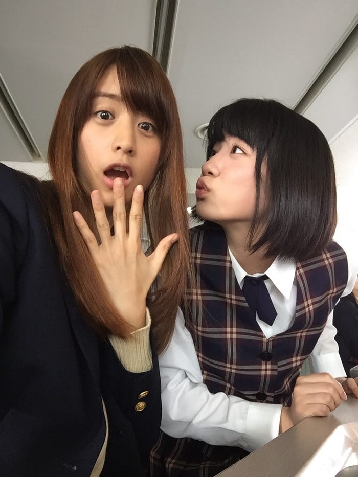 (左から)山本美月、永野芽郁(C)2017「ピーチガール」製作委員会