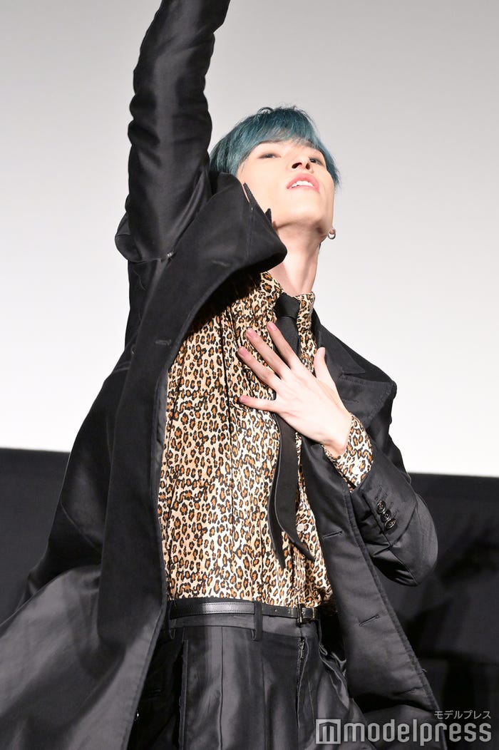 尻相撲優勝で歓喜の舞を踊る金城碧海(C)モデルプレス