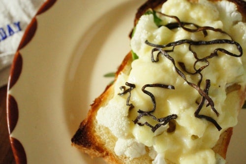 カリフラワーと塩昆布のチーズトースト