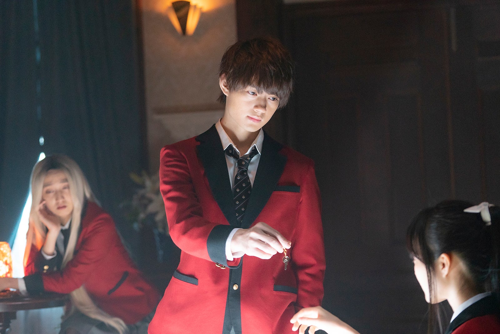 （左から）長井短、佐野勇斗、生田絵梨花／「賭ケグルイ双」第7話・第8話より （C）河本ほむら・尚村透・斎木桂／SQUARE ENIX（C）2021 ドラマ「賭ケグルイ双」製作委員会