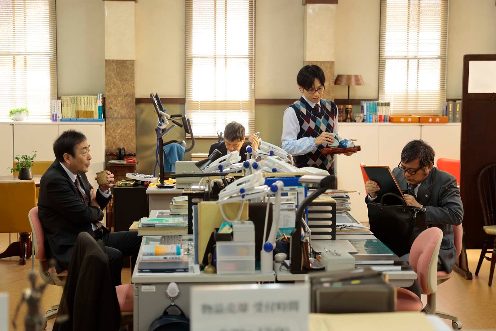 中島健人ら「シッコウ！！～犬と私と執行官～」第1話より（C）テレビ朝日