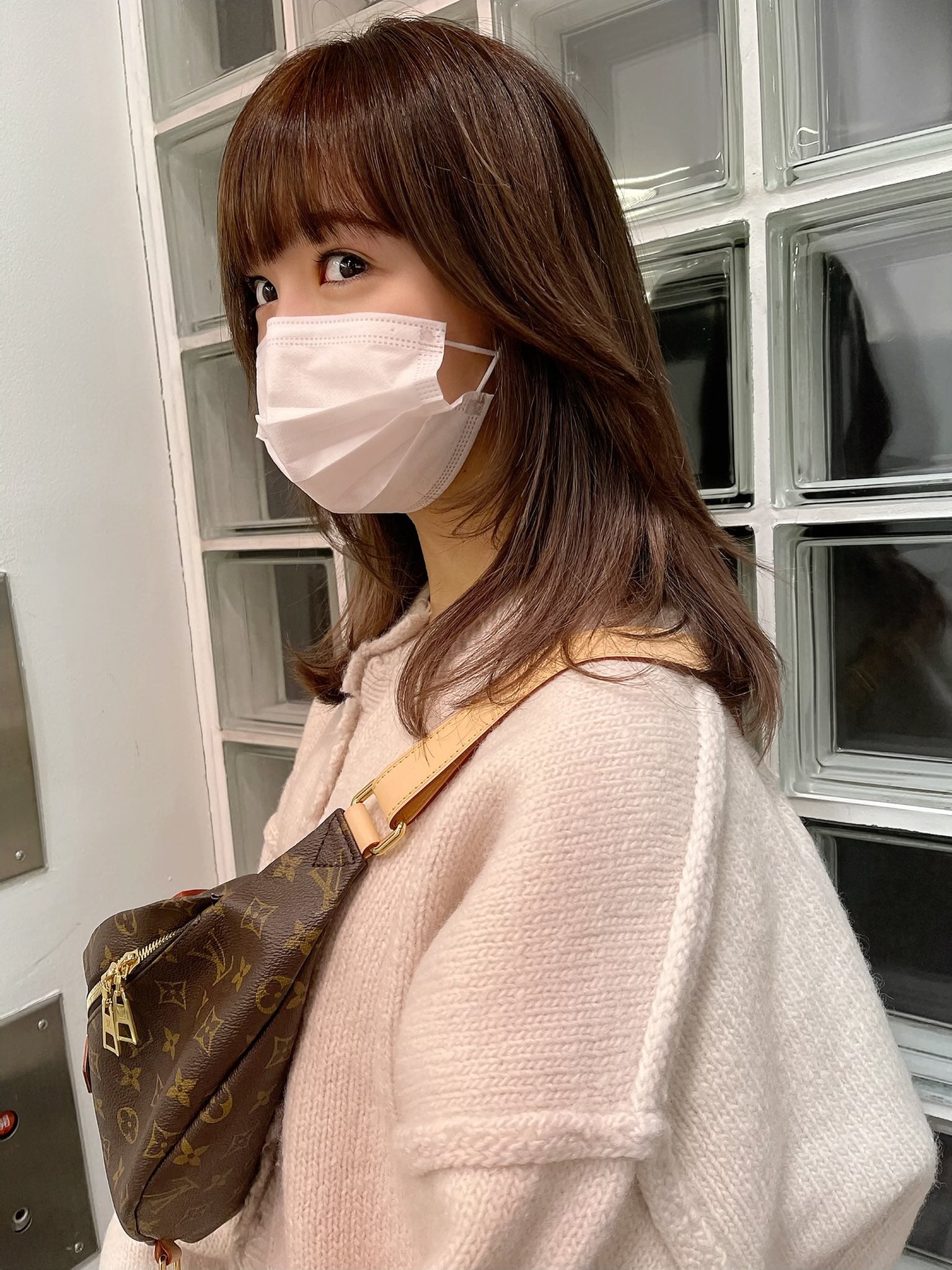 藤田ニコル、暗髪×レイヤーの新ヘアに絶賛の声「大人っぽい」「似合ってる」