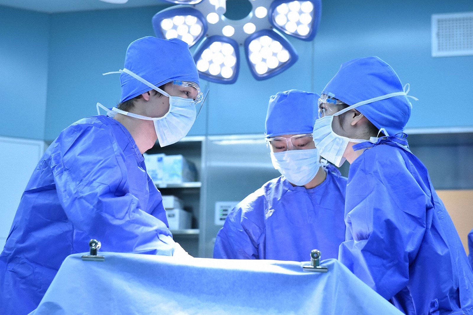 宮沢氷魚、綾野剛、松岡茉優／「コウノドリ」第4話より（画像提供：TBS）