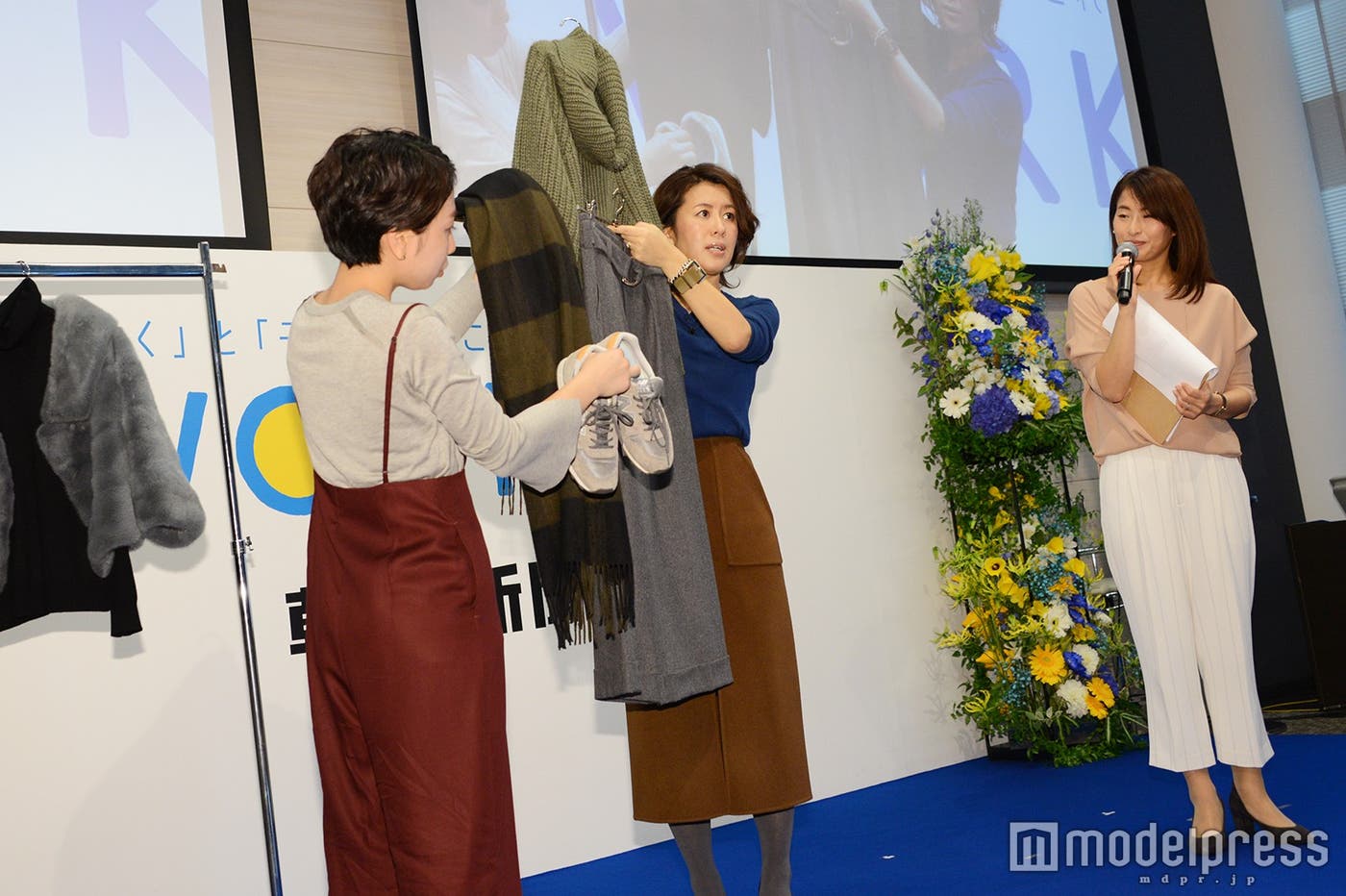 ミドルゲージのニットなら公園にもでかけやすい/スタイリスト・大草直子氏(真ん中)(C)モデルプレス