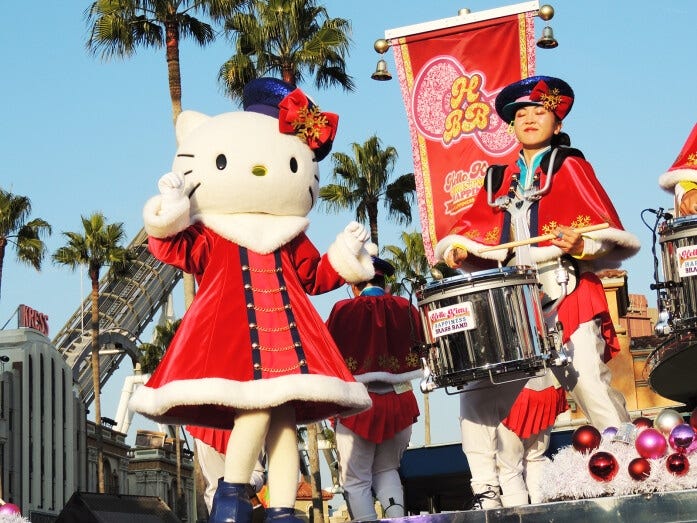 赤のコスチュームのハローキティ。帽子もキュートです