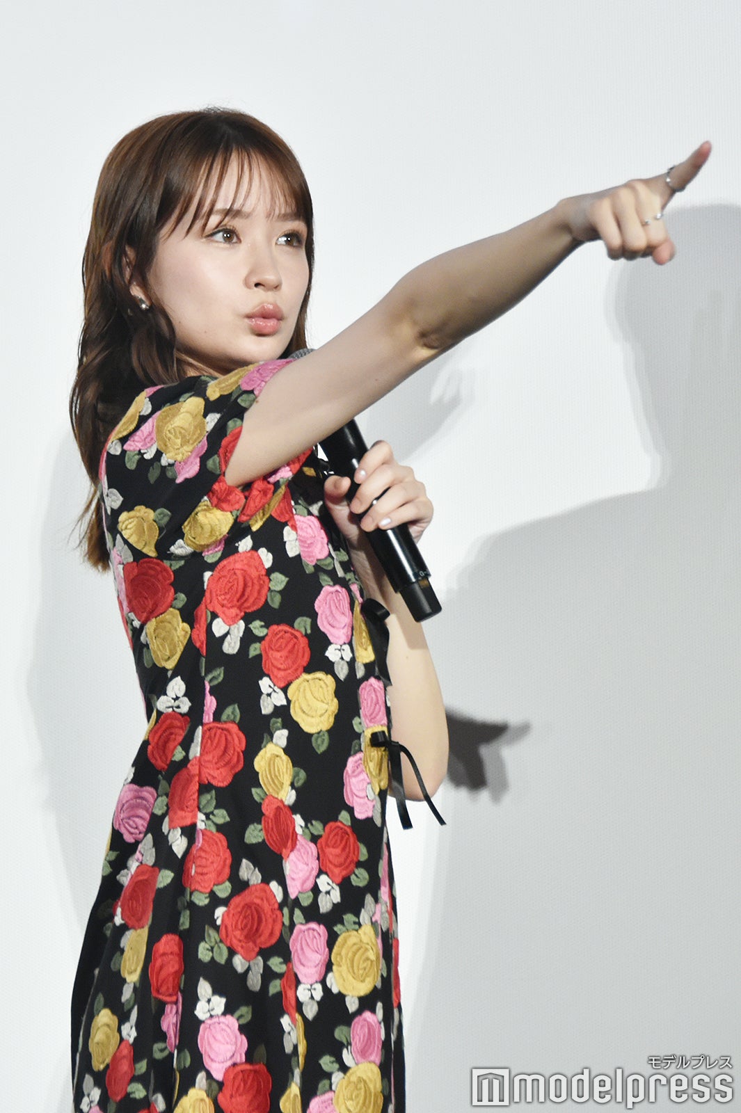 中継カメラにもファンサービスをする畑芽育（C）モデルプレス